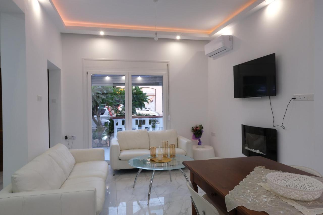 Luxury Fani House Next To Harbor Area With Jacuzzi Apartment Paphos Bagian luar foto